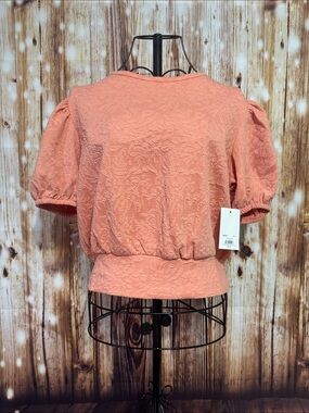 SO Peach Textured Puff-Sleeve Crop Top